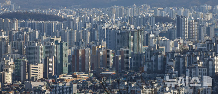 [서울=뉴시스] 정병혁 기자 = 서울 중구 남산에서 시내 아파트가 보이고 있다. 2025.12.02. jhope@newsis.com