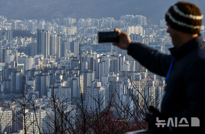 [서울=뉴시스] 정병혁 기자 = 사진은 지난 2일 서울 중구 남산에서 시내 아파트가 보이고 있는 모습. 2025.12.02. jhope@newsis.com