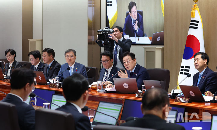 [서울=뉴시스] 고범준 기자 = 이재명 대통령이 2일 서울 용산 대통령실 청사에서 열린 국무회의에서 발언하고 있다. (대통령실통신사진기자단) 2025.12.02. bjko@newsis.com