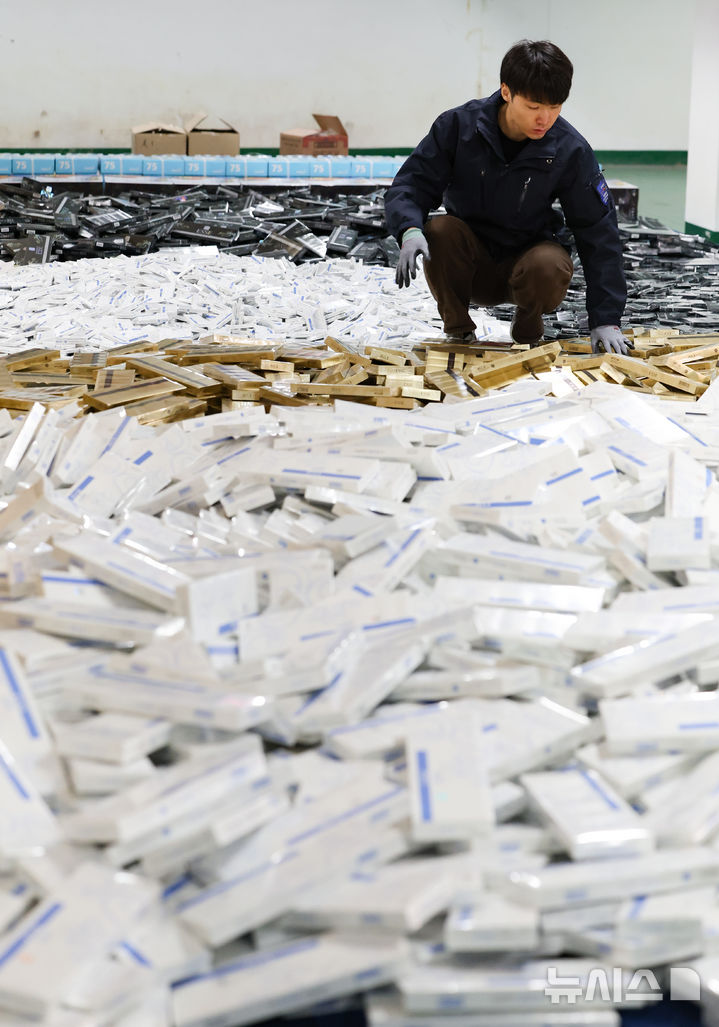 [서울=뉴시스] 황준선 기자 = 2일 오전 서울 강남구 서울본부세관 창고에서 관계자들이 정식 수출된 국산 담배를 국내로 밀수입한 담배 175만여갑을 정리하고 있다. 관세청 서울본부세관은 이날 수출된 국산 담배 175만 갑을 국내로 밀입수한 일단 6명을 적발했다고 밝혔다. 2025.12.02. hwang@newsis.com
