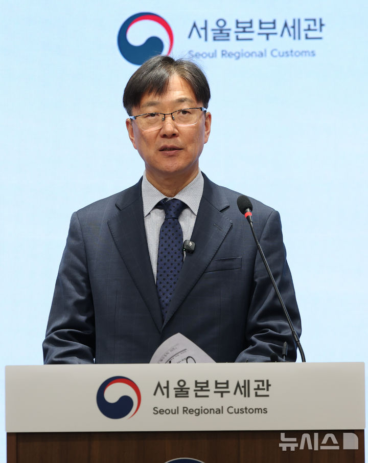 [서울=뉴시스] 황준선 기자 = 이철훈 서울세관 조사1국장이 2일 오전 서울 강남구 서울본부세관에서 수출된 국산 담배를 국내로 밀입수한 일당 6명 적발 브리핑을 하고 있다.서울본부세관은 수출된 국산 담배 175만 갑을 국내로 밀입수한 일단 6명을 적발했다고 밝혔다. 이들은 수출된 국산 담배를 수집해 다시 국내로 들여오면서 제3국으로 반성하는 것처럼 허위 신고한 뒤, 보세운송 과정에서 담배를 생수 등 대체품으로 바꿔치기해 밀수입한 혐의를 받고 있다. 2025.12.02. hwang@newsis.com