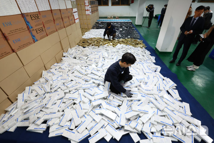 [서울=뉴시스] 황준선 기자 = 2일 오전 서울 강남구 서울본부세관 창고에서 관계자들이 정식 수출된 국산 담배를 국내로 밀수입한 담배 175만여갑을 정리하고 있다. 관세청 서울본부세관은 이날 수출된 국산 담배 175만 갑을 국내로 밀입수한 일단 6명을 적발했다고 밝혔다. 2025.12.02. hwang@newsis.com
