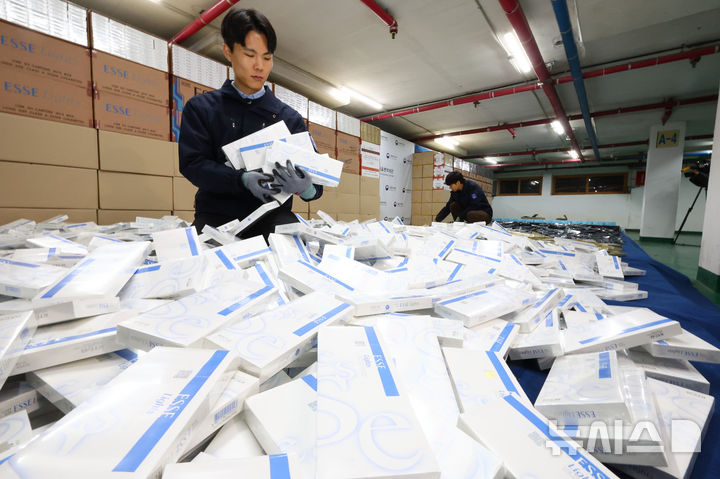 [서울=뉴시스] 황준선 기자 = 2일 오전 서울 강남구 서울본부세관 창고에서 관계자들이 정식 수출된 국산 담배를 국내로 밀수입한 담배 175만여갑을 정리하고 있다. 관세청 서울본부세관은 이날 수출된 국산 담배 175만 갑을 국내로 밀입수한 일단 6명을 적발했다고 밝혔다. 2025.12.02. hwang@newsis.com