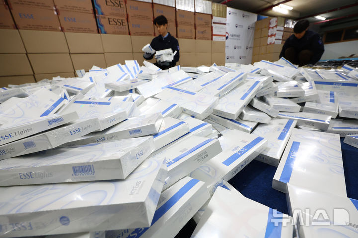 [서울=뉴시스] 황준선 기자 = 지난해 12월2일 오전 서울 강남구 서울본부세관 창고에서 관계자들이 정식 수출된 국산 담배를 국내로 밀수입한 담배 175만여갑을 정리하고 있다. 사진은 본 기사와 직접적 관련 없음. 2026.2.8