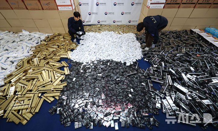 [서울=뉴시스] 황준선 기자 = 2일 오전 서울 강남구 서울본부세관 창고에서 관계자들이 정식 수출된 국산 담배를 국내로 밀수입한 담배 175만여갑을 정리하고 있다. 관세청 서울본부세관은 이날 수출된 국산 담배 175만 갑을 국내로 밀입수한 일단 6명을 적발했다고 밝혔다. 2025.12.02. hwang@newsis.com