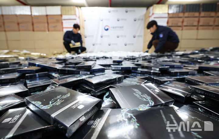 [서울=뉴시스] 황준선 기자 = 2일 오전 서울 강남구 서울본부세관 창고에서 관계자들이 정식 수출된 국산 담배를 국내로 밀수입한 담배 175만여갑을 정리하고 있다. 관세청 서울본부세관은 이날 수출된 국산 담배 175만 갑을 국내로 밀입수한 일단 6명을 적발했다고 밝혔다. 2025.12.02. hwang@newsis.com