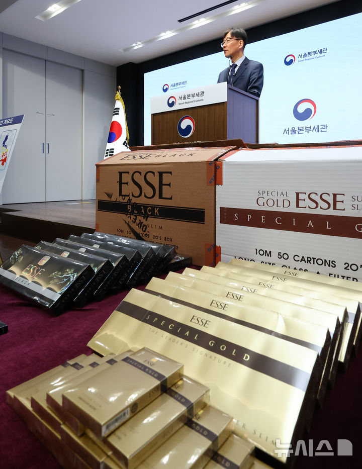 [서울=뉴시스] 황준선 기자 = 이철훈 서울세관 조사1국장이 2일 오전 서울 강남구 서울본부세관에서 수출된 국산 담배를 국내로 밀입수한 일당 6명 적발 브리핑을 하고 있다.서울본부세관은 수출된 국산 담배 175만 갑을 국내로 밀입수한 일단 6명을 적발했다고 밝혔다. 이들은 수출된 국산 담배를 수집해 다시 국내로 들여오면서 제3국으로 반성하는 것처럼 허위 신고한 뒤, 보세운송 과정에서 담배를 생수 등 대체품으로 바꿔치기해 밀수입한 혐의를 받고 있다. 2025.12.02. hwang@newsis.com