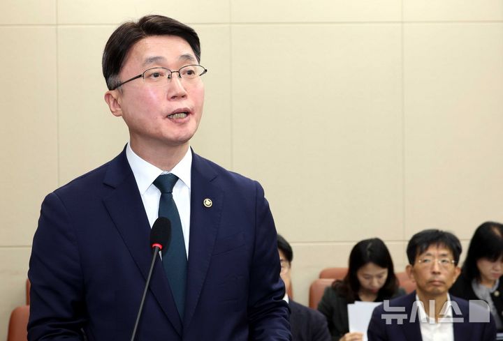 [서울=뉴시스] 조성봉 기자 = 류제명 과학기술정보통신부 제2차관이 2일 서울 여의도 국회에서 열린 과학기술정보방송통신위원회의 쿠팡 개인정보 유출 사고 관련 현안질의에서 경과보고를 하고 있다.2025.12.02. suncho21@newsis.com