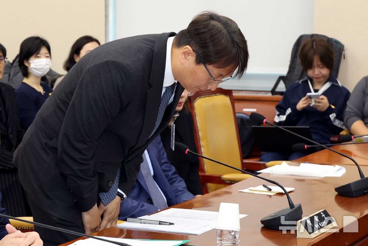 [서울=뉴시스] 조성봉 기자 = 박대준 쿠팡 대표이사가 2일 서울 여의도 국회에서 열린 과학기술정보방송통신위원회의 쿠팡 개인정보 유출 사고 관련 현안질의에서 고개숙여 인사를 하고 있다.2025.12.02. suncho21@newsis.com