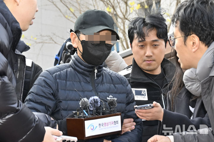 [목포=뉴시스] 박기웅 기자 = 전남 신안군 해상에서 대형 여객선 퀸제누비아2호를 좌초시켜 승객을 다치게 한 혐의를 받는 선장이 2일 오전 광주지방법원 목포지원에서 열린 구속 전 피의자 심문(영장실질심사)을 받고 나오고 있다. 2025.12.02. pboxer@newsis.com