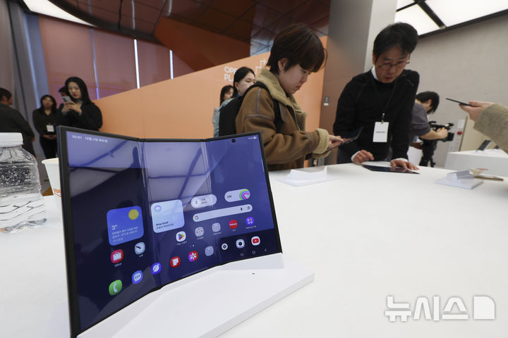 [서울=뉴시스] 김근수 기자 = 2일 서울 서초구 삼성 강남에서 진행된 갤럭시 Z 트라이폴드 미디어공개 행사에서 3단 폴더블 스마트폰 ‘갤럭시 Z 트라이폴드(Galaxy Z TriFold)’가 진열돼 있다. ‘갤럭시 Z 트라이폴드’는 펼치면 253mm(10형)의 대화면을 접으면 ‘갤럭시 Z 폴드7’과 같은 164.8mm(6.5형)의 휴대성 높은 바(Bar) 타입 화면을 지원해 사용자가 다양한 상황에 맞춰 유연하게 사용할 수 있다. 2025.12.02. ks@newsis.com