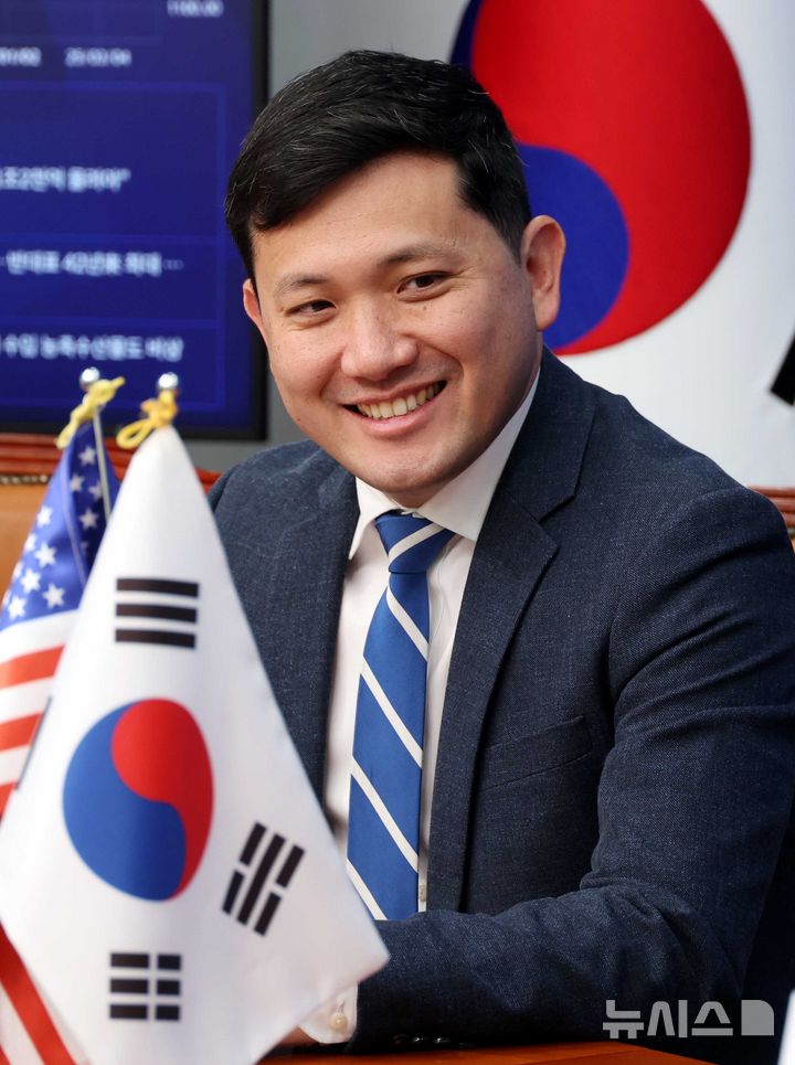 [서울=뉴시스] 조성봉 기자 = 케빈 김 주한미국대사대리가 2일 오전 서울 여의도 국회에서 정청래 더불어민주당 대표를 예방하며 미소짓고 있다. 2025.12.02. suncho21@newsis.com