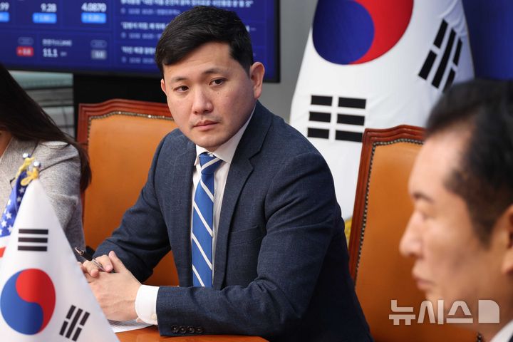 [서울=뉴시스] 조성봉 기자 = 케빈 김 주한미국대사대리가 지난 2일 오전 서울 여의도 국회에서 정청래 더불어민주당 대표를 예방하고 정 대표의 발언을 경청하고 있다. 2025.12.02. suncho21@newsis.com