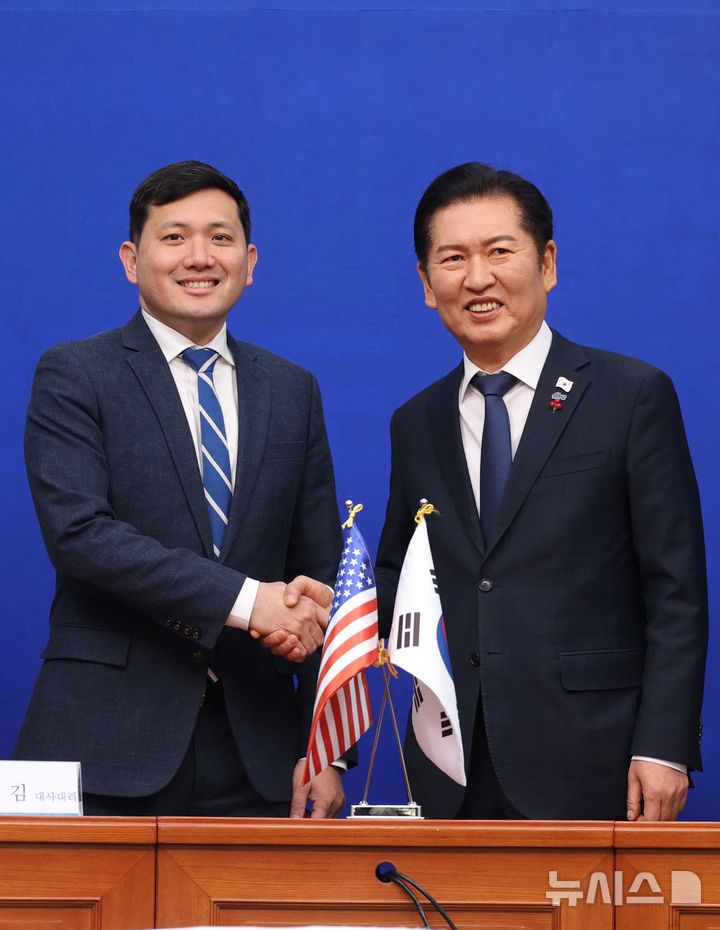 [서울=뉴시스] 조성봉 기자 = 정청래 더불어민주당 대표가 2일 오전 서울 여의도 국회에서 케빈 김 주한미국대사대리를 접견하며 악수를 하고 있다.2025.12.02. suncho21@newsis.com