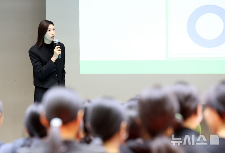  [부산=뉴시스] 하경민 기자 = 2025 세계도핑방지기구(WADA) 총회 홍보대사이자 한국도핑방지위원회(KADA) 선수위원인 김연경이 2일 부산 동구 경남여자중학교에서 경남여중·고 배구부 선수들을 대상으로 도핑방지 교육을 하고 있다. 2025.12.02. yulnetphoto@newsis.com