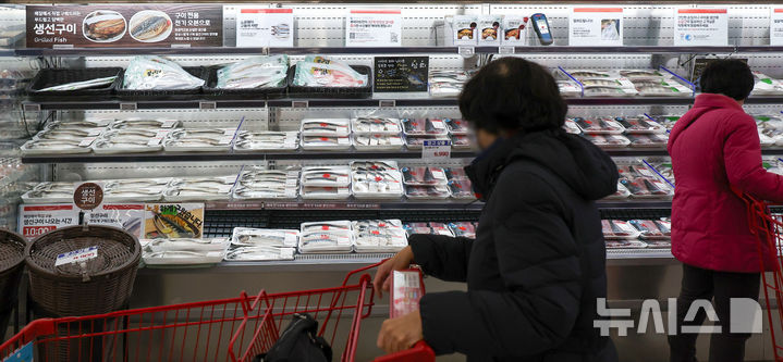 [서울=뉴시스] 김선웅 기자 = 환율 급등으로 소비자물가 상승률이 2개월 연속 2% 중반대를 기록했다. 석유류 및 농축수산물 가격이 5%대 상승률을 나타냈고 가공식품과 외식 등 항목도 고공행진을 이어갔다. 2일 국가데이터처 11월 소비자물가동향에 따르면 지난달 소비자물가지수는 117.20(2020=100)으로 전년 동월 대비 2.4% 상승했다.  농축수산물 가격은 전년 동월보다 5.6% 상승했으며 쌀(18.6%), 귤(26.5%), 사과(21.0%), 고등어(13.2%) 등의 가격 상승이 두드러졌다. 사진은 2일 서울 소재 대형 유통매장에서 고객들이 장을 보고 있는 모습. 2025.12.02. mangusta@newsis.com