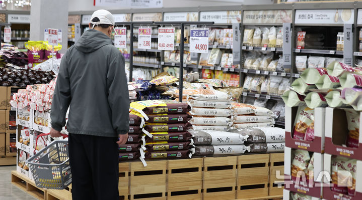 [서울=뉴시스] 김선웅 기자 = 사진은 지난 2일 서울 소재 대형 유통매장에서 고객들이 장을 보고 있는 모습. 2025.12.02. mangusta@newsis.com