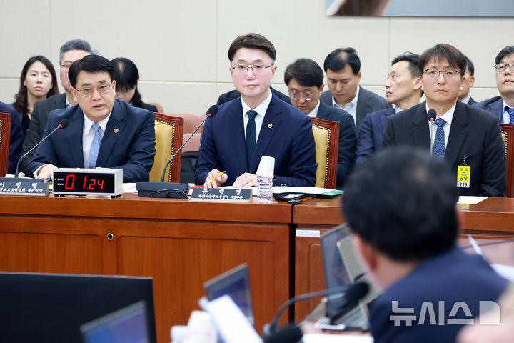 [서울=뉴시스] 고승민 기자 = 이정렬 개인정보보호위원회 부위원장이 2일 서울 여의도 국회에서 열린 과학기술정보방송통신위원회의 쿠팡 개인정보 유출 사고 관련 현안질의에서 의원 질의에 답하고 있다. 2025.12.02. kkssmm99@newsis.com