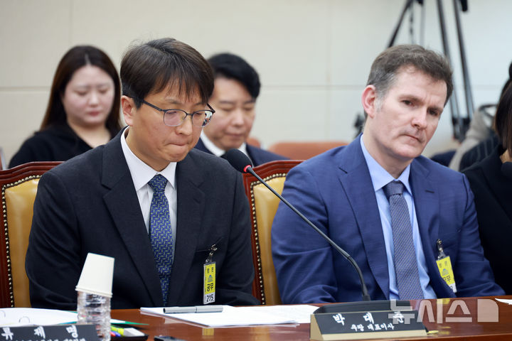 [서울=뉴시스] 고승민 기자 = 박대준 쿠팡 대표이사가 2일 서울 여의도 국회에서 열린 과학기술정보방송통신위원회의 쿠팡 개인정보 유출 사고 관련 현안질의에서 생각에 잠겨 있다. 2025.12.02. kkssmm99@newsis.com