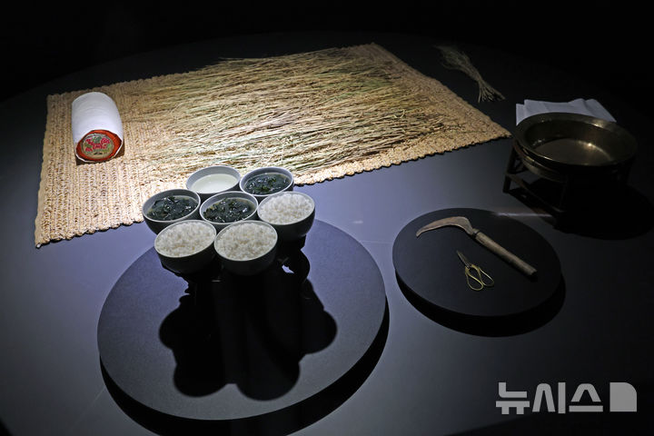 [서울=뉴시스] 박진희 기자 = 국립민속박물관은 2일 서울 종로구 국립민속박물관에서 특별전 ‘출산, 모두의 잔치’ 언론공개회를 갖고 '20세기 초 산실'을 재현, 전시하고 있다. 2025.12.02. pak7130@newsis.com