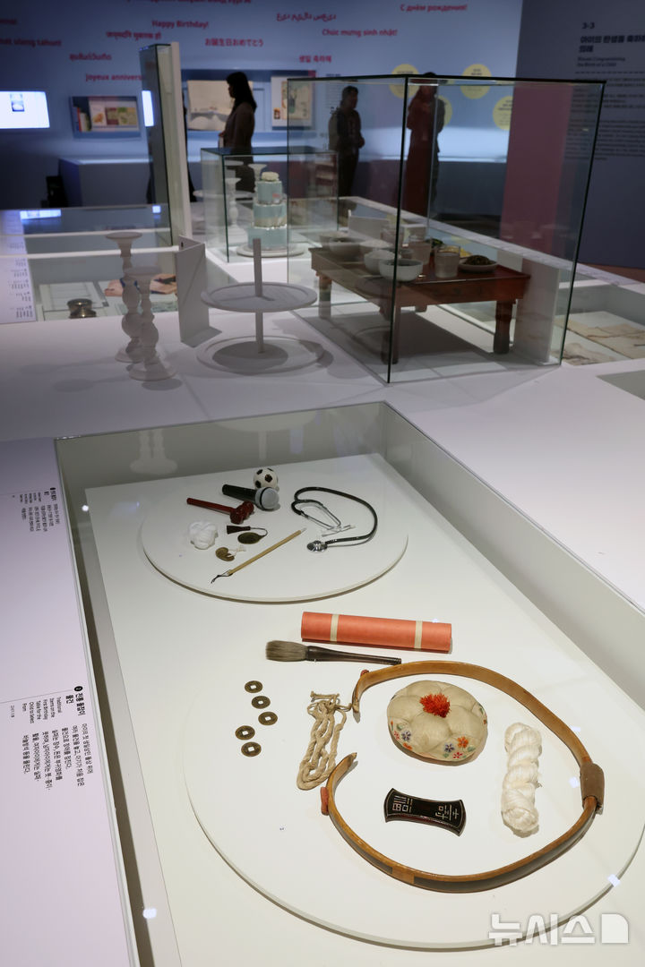 [서울=뉴시스] 박진희 기자 = 국립민속박물관은 2일 서울 종로구 국립민속박물관에서 특별전 ‘출산, 모두의 잔치’ 언론공개회를 갖고 '전통 돌잡이와 현대 돌잡이'를 선보이고 있다. 2025.12.02. pak7130@newsis.com