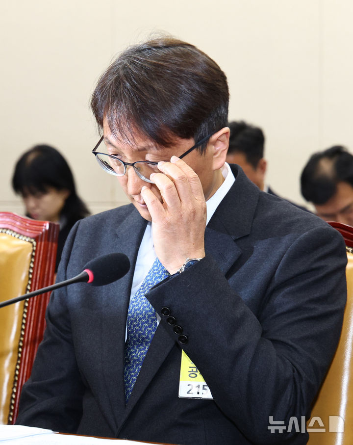 [서울=뉴시스] 김명년 기자 = 박대준 쿠팡 대표이사가 2일 오전 서울 여의도 국회에서 열린 과학기술정보방송통신위원회 전체회의에서 안경을 만지고 있다. 2025.12.02. kmn@newsis.com