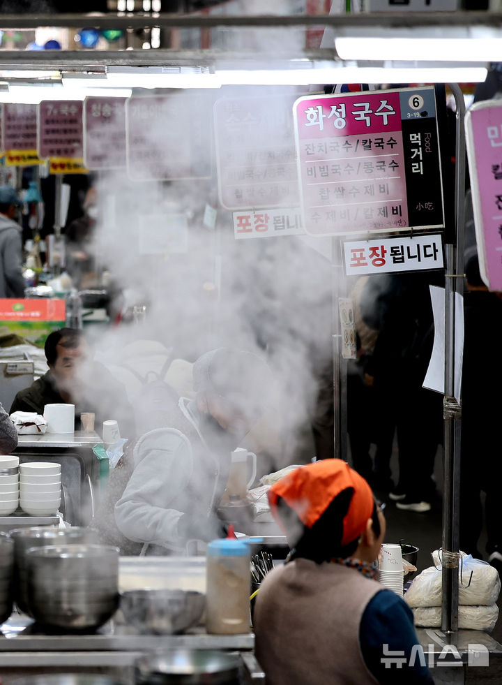 [대구=뉴시스] 이무열 기자 = 기온이 떨어져 추운 날씨를 보인 2일 대구 중구 서문시장의 국수 골목 상인들이 김을 모락모락 피우며 국수를 삶고 있다. 2025.12.02. lmy@newsis.com