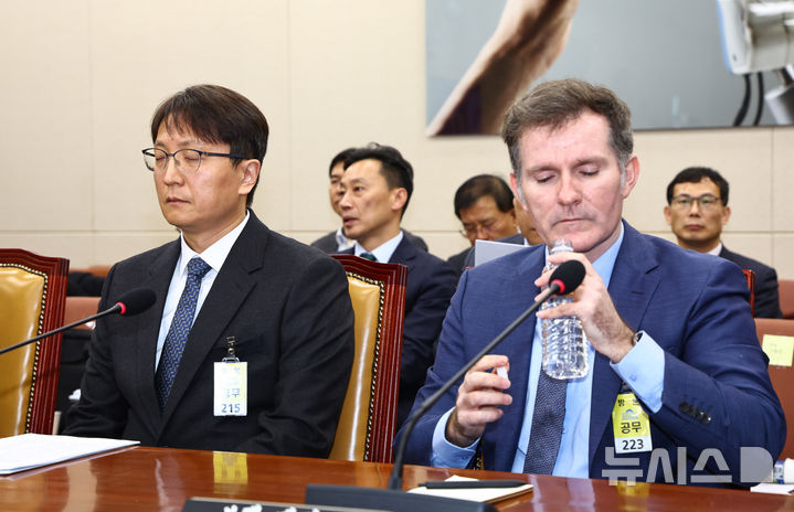 [서울=뉴시스] 김명년 기자 = 박대준(왼쪽) 쿠팡 대표이사와 브랜 메티스 정보보호최고책임자(CISO)가 2일 오전 서울 여의도 국회 과학기술정보방송통신위원회 전체회의에 출석해 있다. 2025.12.02. kmn@newsis.com