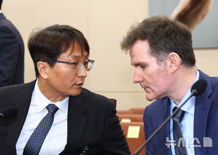 [서울=뉴시스] 김명년 기자 = 박대준 쿠팡 대표이사가 2일 오전 서울 여의도 국회 과학기술정보방송통신위원회 전체회의에서 브랜 메티스 쿠팡 정보보호최고책임자(CISO)와 대화하고 있다. 2025.12.02. kmn@newsis.com