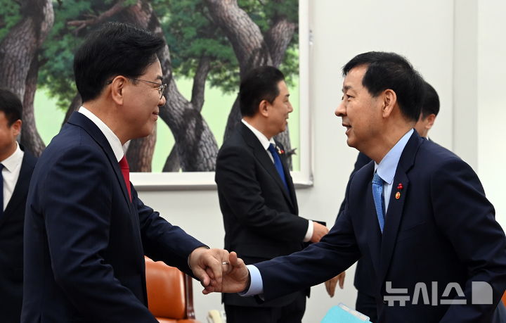 [서울=뉴시스] 조성봉 기자= 2일 오전 국회 운영위원장실에서 열린 여야원내대표회동에서 예산안처리에 합의한 이후 송언석(왼쪽)국민의힘 원내대표가 구윤철 경제부총리와 악수하고 있다. (공동취재) 2025.12.02.. photo@newsis.com