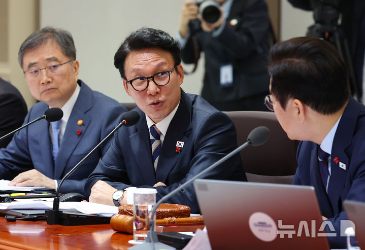 [서울=뉴시스] 고범준 기자 = 김민석 국무총리가 2일 서울 용산 대통령실 청사에서 열린 국무회의에서 발언하고 있다. (대통령실통신사진기자단) 2025.12.02. bjko@newsis.com