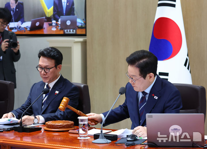 [서울=뉴시스] 고범준 기자 = 이재명 대통령이 2일 서울 용산 대통령실 청사에서 열린 국무회의에서 의사봉을 두드리고 있다. (대통령실통신사진기자단) 2025.12.02. bjko@newsis.com