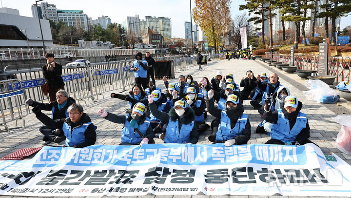 [서울=뉴시스] 최진석 기자 = 12.29 무안공항 제주항공 여객기참사 유가족협의회 유가족들이 2일 서울 용산 대통령실 인근에서 사고조사 공청회 연기 촉구 구호를 외치고 있다. 2025.12.02. myjs@newsis.com