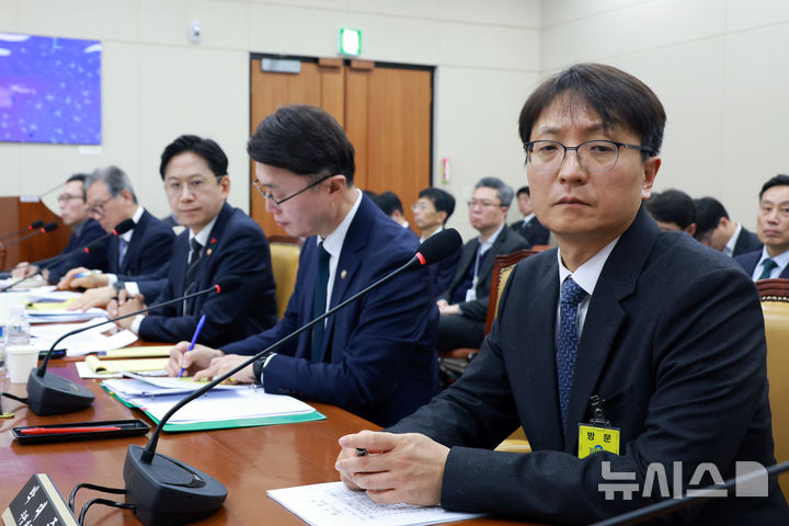 [서울=뉴시스] 고승민 기자 = 박대준 쿠팡 대표이사가 2일 서울 여의도 국회에서 열린 과학기술정보방송통신위원회의 쿠팡 개인정보 유출 사고 관련 현안질의에서 고개를 돌려 생각에 잠겨 있다. 2025.12.02. kkssmm99@newsis.com