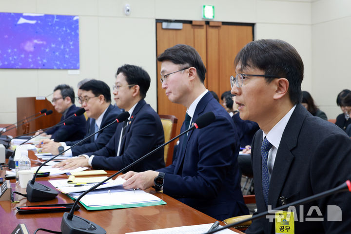 [서울=뉴시스] 고승민 기자 = 박대준 쿠팡 대표이사가 2일 서울 여의도 국회에서 열린 과학기술정보방송통신위원회의 쿠팡 개인정보 유출 사고 관련 현안질의에서 의원 질의에 답하고 있다. 2025.12.02. kkssmm99@newsis.com