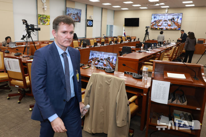 [서울=뉴시스] 고승민 기자 = 브랫 매티스 쿠팡 CISO가 2일 서울 여의도 국회에서 열린 과학기술정보방송통신위원회의 쿠팡 개인정보 유출 사고 관련 현안질의에서 정회 후 회의장을 나서고 있다. 2025.12.02. kkssmm99@newsis.com