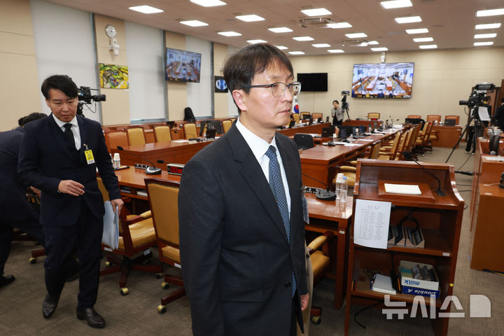 [서울=뉴시스] 고승민 기자 = 박대준 쿠팡 대표이사가 지난 2일 서울 여의도 국회에서 열린 과학기술정보방송통신위원회의 쿠팡 개인정보 유출 사고 관련 현안질의에서 정회 후 회의장을 나서고 있다. 2025.12.03. kkssmm99@newsis.com