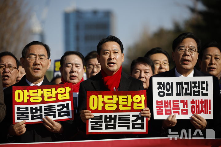 [서울=뉴시스] 정병혁 기자 = 장동혁 국민의힘 대표와 송언석 원내대표 비롯한 소속 의원들이 2일 서울 서초구 서울중앙지방법원에서 추경호 의원 구속영장 청구 규탄대회를 하고 있다. 2025.12.02. jhope@newsis.com