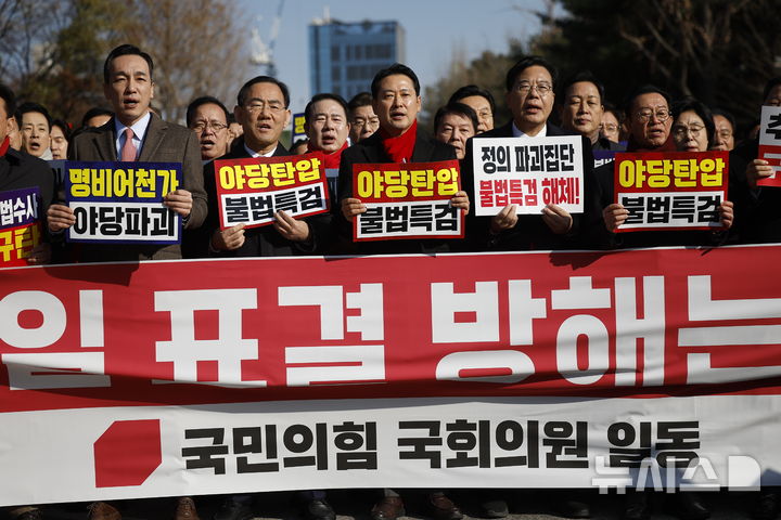 [서울=뉴시스] 정병혁 기자 = 장동혁 국민의힘 대표와 송언석 원내대표 비롯한 소속 의원들이 2일 서울 서초구 서울중앙지방법원에서 추경호 의원 구속영장 청구 규탄대회를 하고 있다. 2025.12.02. jhope@newsis.com