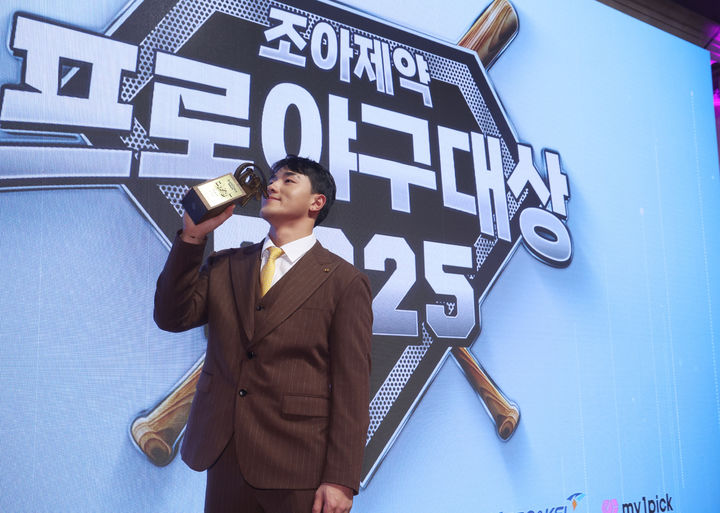 [서울=뉴시스] 2일 서울 강남구 라움아트센터에서 열린 2025 조아제약 프로야구 대상 시상식에서 한화 폰세와 대상을 공동 수상한 kt 안현민이 트로피를 들고 포즈를 취하고 있다. (사진=일간스포츠 제공) 2025.12.02. photo@newsis.com *재판매 및 DB 금지