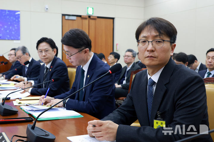 [서울=뉴시스] 고승민 기자 = 박대준 쿠팡 대표이사가 2일 서울 여의도 국회에서 열린 과학기술정보방송통신위원회의 쿠팡 개인정보 유출 사고 관련 현안질의에서 고개를 돌려 생각에 잠겨 있다. 2025.12.02. kkssmm99@newsis.com