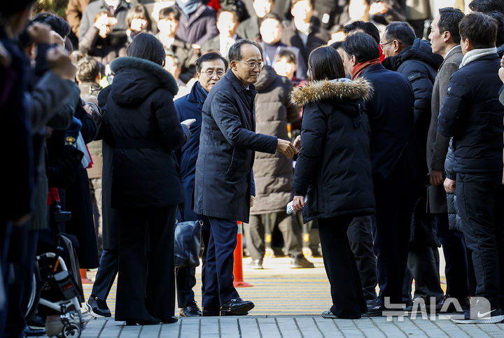 [서울=뉴시스] 정병혁 기자 = 국회의 12·3 비상계엄 해제 의결 방해 의혹을 받는 추경호 전 국민의힘 원내대표가 2일 서울 서초구 서울중앙지방법원에서 열린 영장실질심사에 출석하고 있다. 2025.12.02. jhope@newsis.com