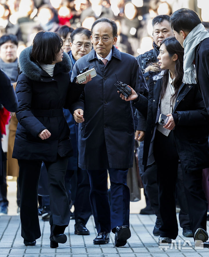 [서울=뉴시스] 정병혁 기자 = 국회의 12·3 비상계엄 해제 의결 방해 의혹을 받는 추경호 전 국민의힘 원내대표가 2일 서울 서초구 서울중앙지방법원에서 열린 영장실질심사에 출석하고 있다. 2025.12.02. jhope@newsis.com