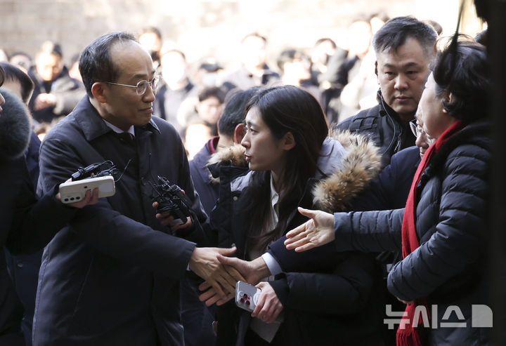 [서울=뉴시스] 정병혁 기자 = 국회의 12·3 비상계엄 해제 의결 방해 의혹을 받는 추경호 전 국민의힘 원내대표가 2일 서울 서초구 서울중앙지방법원에서 열린 영장실질심사에 출석하고 있다. (공동취재) 2025.12.02. photo@newsis.com