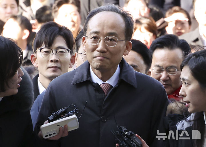 [서울=뉴시스] 정병혁 기자 = 국회의 12·3 비상계엄 해제 의결 방해 의혹을 받는 추경호 전 국민의힘 원내대표가 2일 서울 서초구 서울중앙지방법원에서 열린 영장실질심사에 출석하고 있다. (공동취재) 2025.12.02. photo@newsis.com