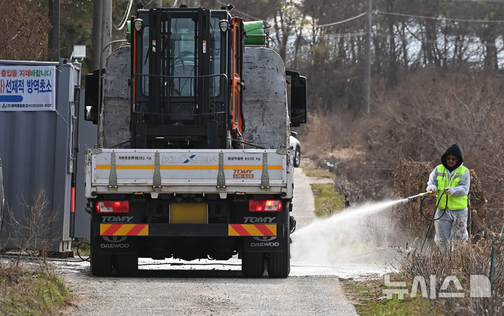 [평택=뉴시스] 김종택기자 = 사진은 지난 2일 경기 평택시 한 산란계 농장에서 H5형 조류인플루엔자 항원이 검출되자 관계자들이 차량 방역작업을 하고 있는 모습. 2025.12.02. jtk@newsis.com