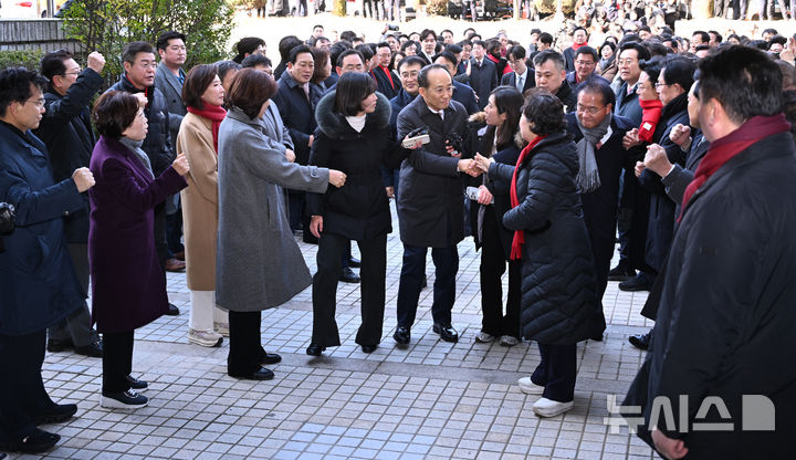 [서울=뉴시스] 정병혁 기자 = 국회의 12·3 비상계엄 해제 의결 방해 의혹을 받는 추경호 전 국민의힘 원내대표가 2일 서울 서초구 서울중앙지방법원에서 열린 영장실질심사에 출석하고 있다. (공동취재) 2025.12.02. photo@newsis.com