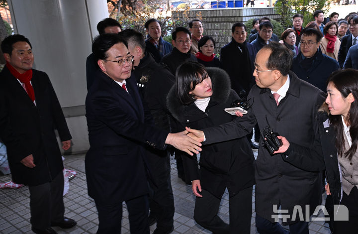 [서울=뉴시스] 정병혁 기자 = 추경호 국민의힘 의원이 2일 서울 서초구 서울중앙지방법원에서 열린 구속 전 피의자 심문(영장실질심사)에 출석하며 송언석 국민의힘 원내대표의 응원을 받고 있다. (공동취재) 2025.12.02. photo@newsis.com