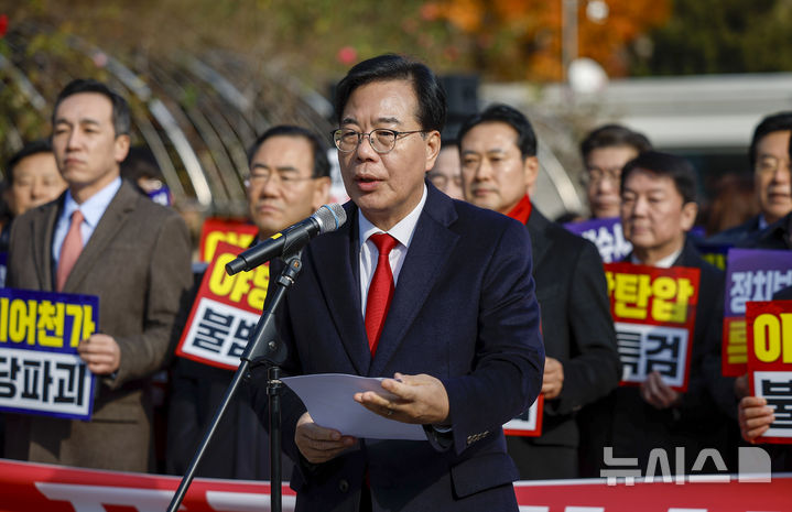 [서울=뉴시스] 정병혁 기자 = 송언석 국민의힘 원내대표가 2일 서울 서초구 서울중앙지방법원에서 열린 추경호 의원 구속영장 청구 규탄대회에서 발언하고 있다. 2025.12.02. jhope@newsis.com