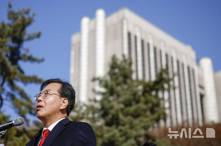 [서울=뉴시스] 정병혁 기자 = 송언석 국민의힘 원내대표가 2일 서울 서초구 서울중앙지방법원에서 열린 추경호 의원 구속영장 청구 규탄대회에서 발언하고 있다. 2025.12.02. jhope@newsis.com